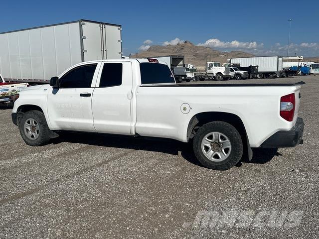 Toyota Tundra Pick-upy / Pojazdy z otwieranymi burtami