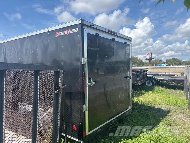 Wells Cargo  Przyczepy ze skrzynią zamkniętą