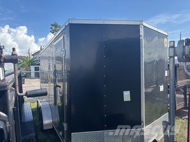 Wells Cargo  Przyczepy ze skrzynią zamkniętą