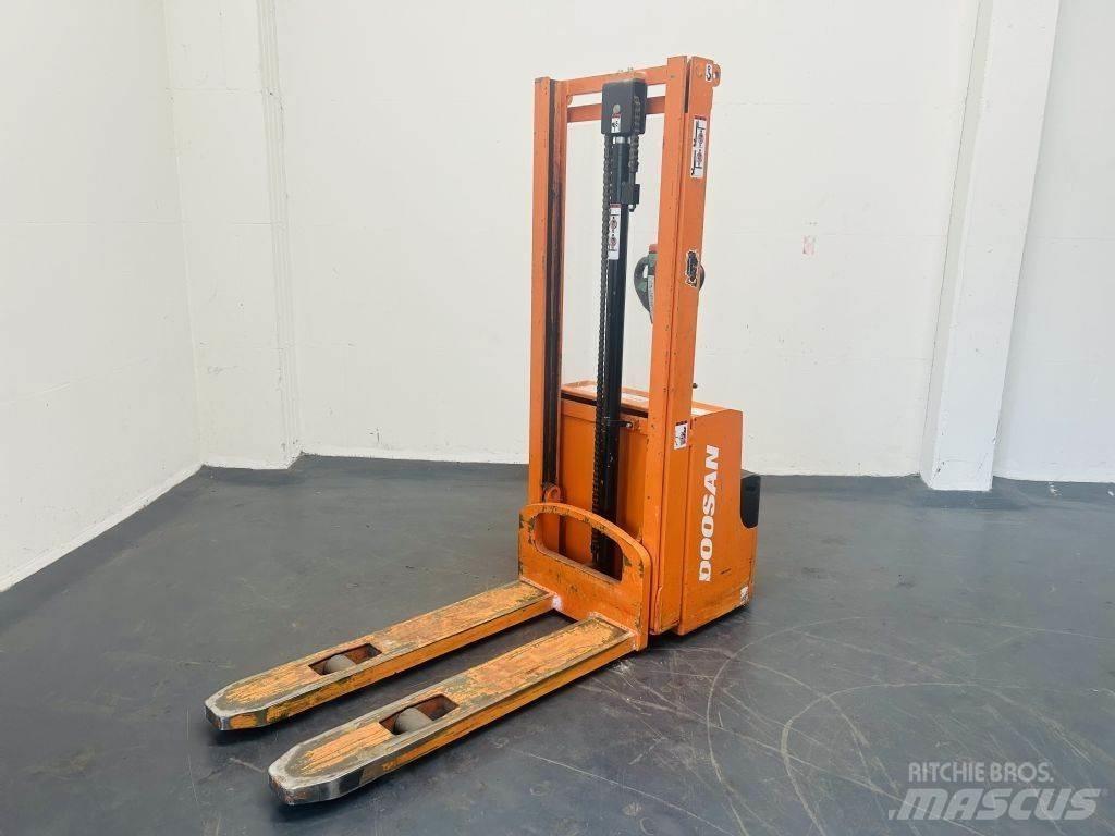 Doosan LEDS12.5C Wózki widłowe unoszące z dyszlem