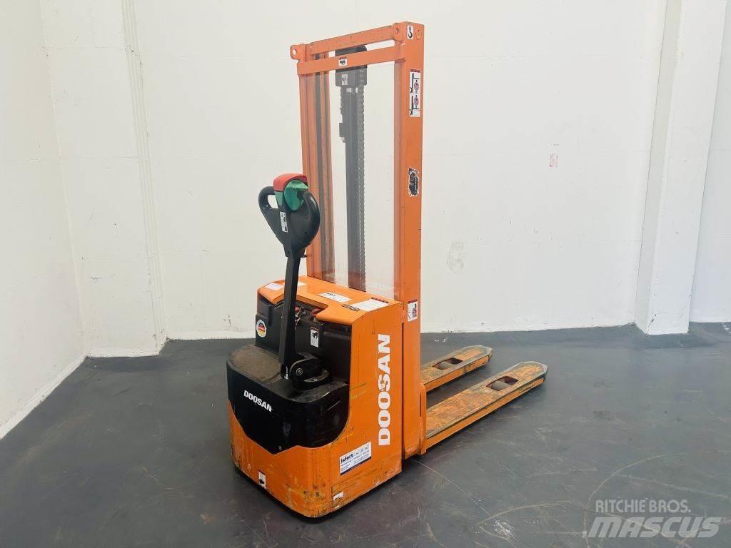 Doosan LEDS12.5C Wózki widłowe unoszące z dyszlem