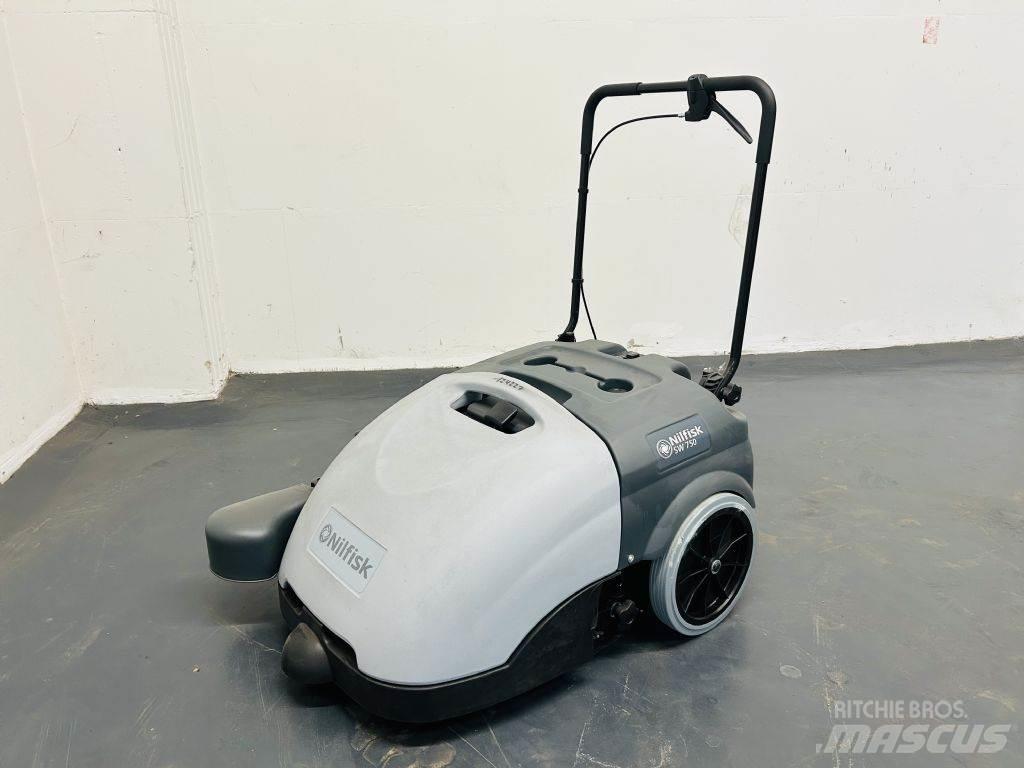 Nilfisk SW750 Zamiatarki - Zgarniarki - Odśnieżarki