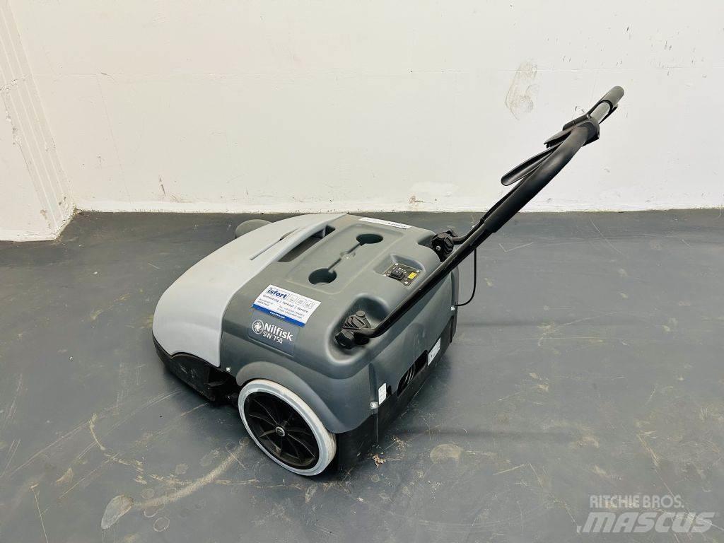 Nilfisk SW750 Zamiatarki - Zgarniarki - Odśnieżarki