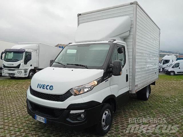 Iveco 35C13 Samochody ciężarowe ze skrzynią zamkniętą