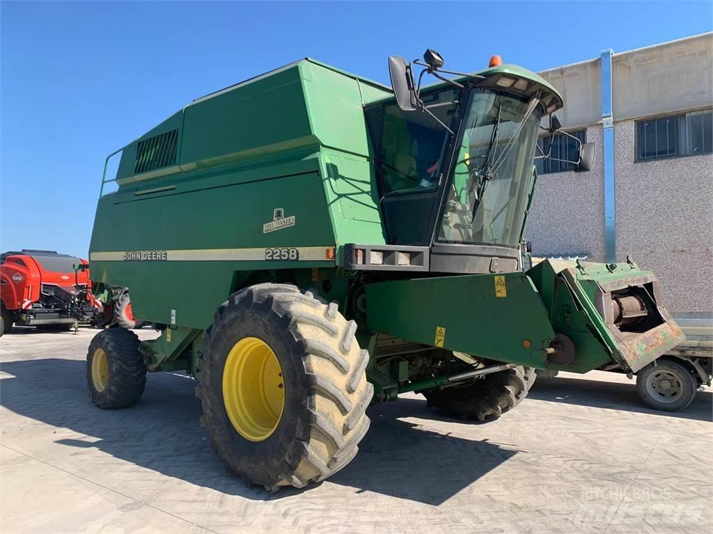 John Deere 2258 Kombajny zbożowe