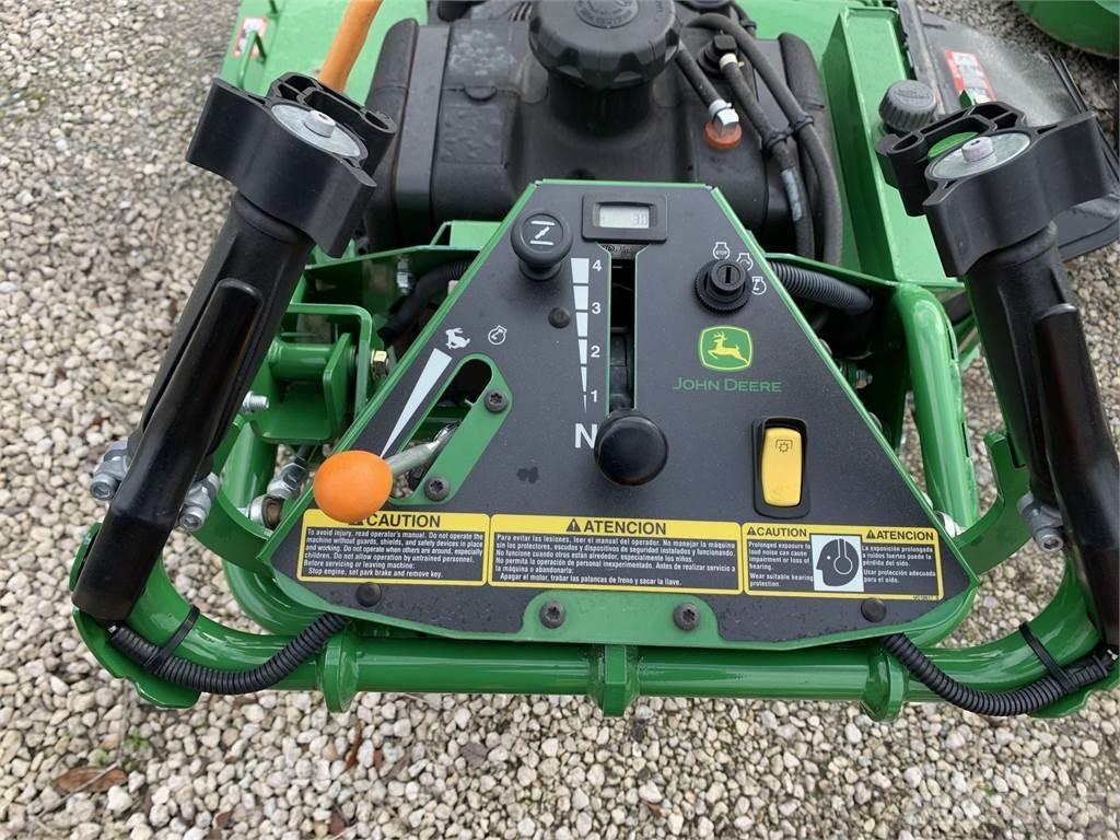 John Deere W52R Kosiarki mechaniczne z operatorem za maszyną