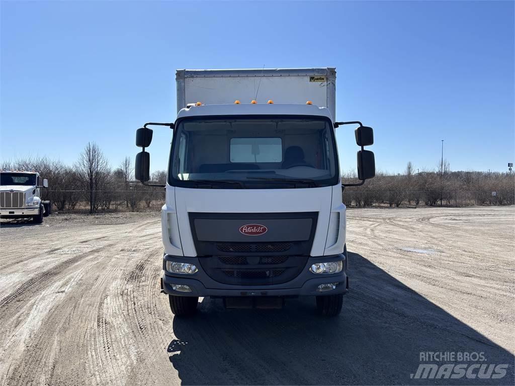 Peterbilt 220 Samochody ciężarowe ze skrzynią zamkniętą