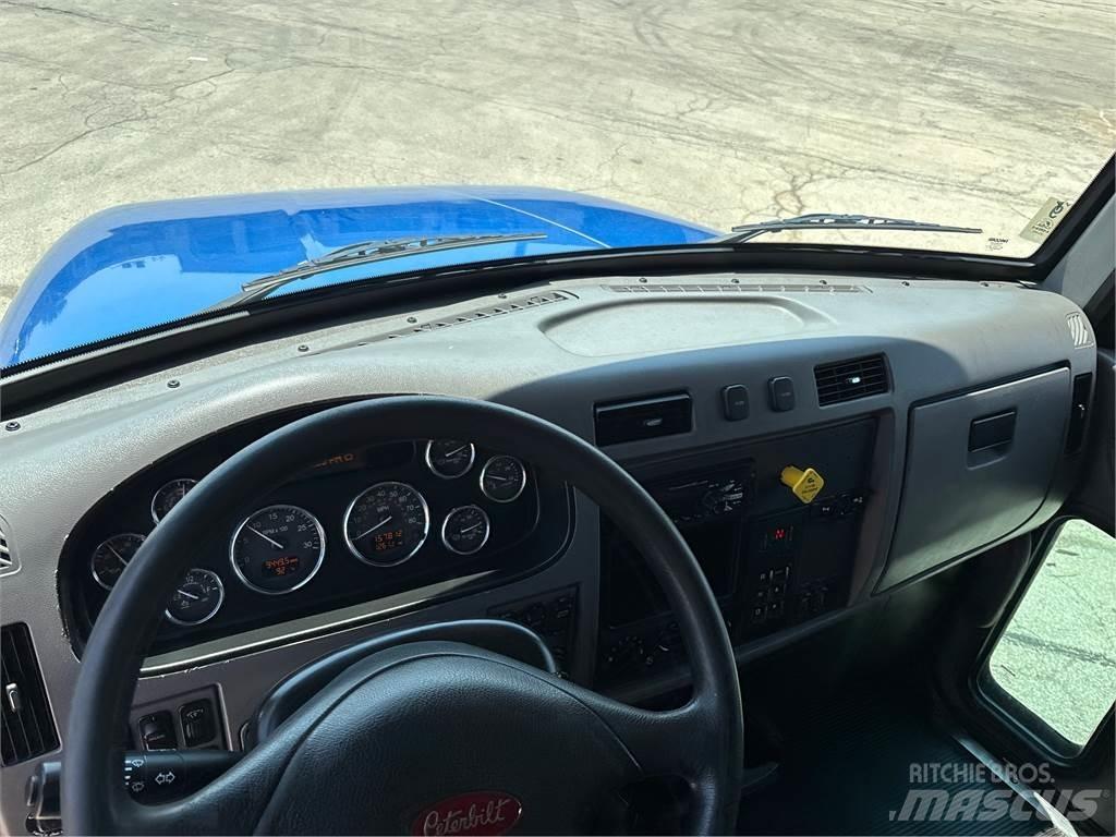Peterbilt 337 Inne