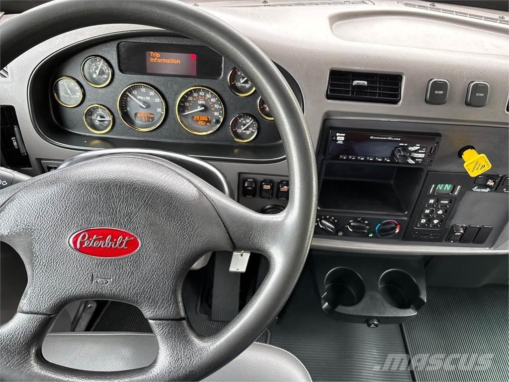 Peterbilt 348 Samochody ciężarowe ze skrzynią zamkniętą