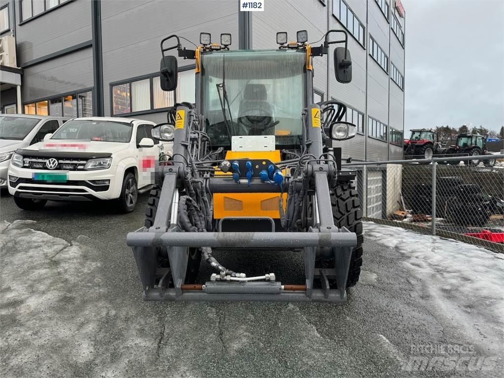 LM Trac 587 Ładowarki wielofunkcyjne