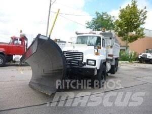 Mack RD688S Lemiesze i pługi śnieżne