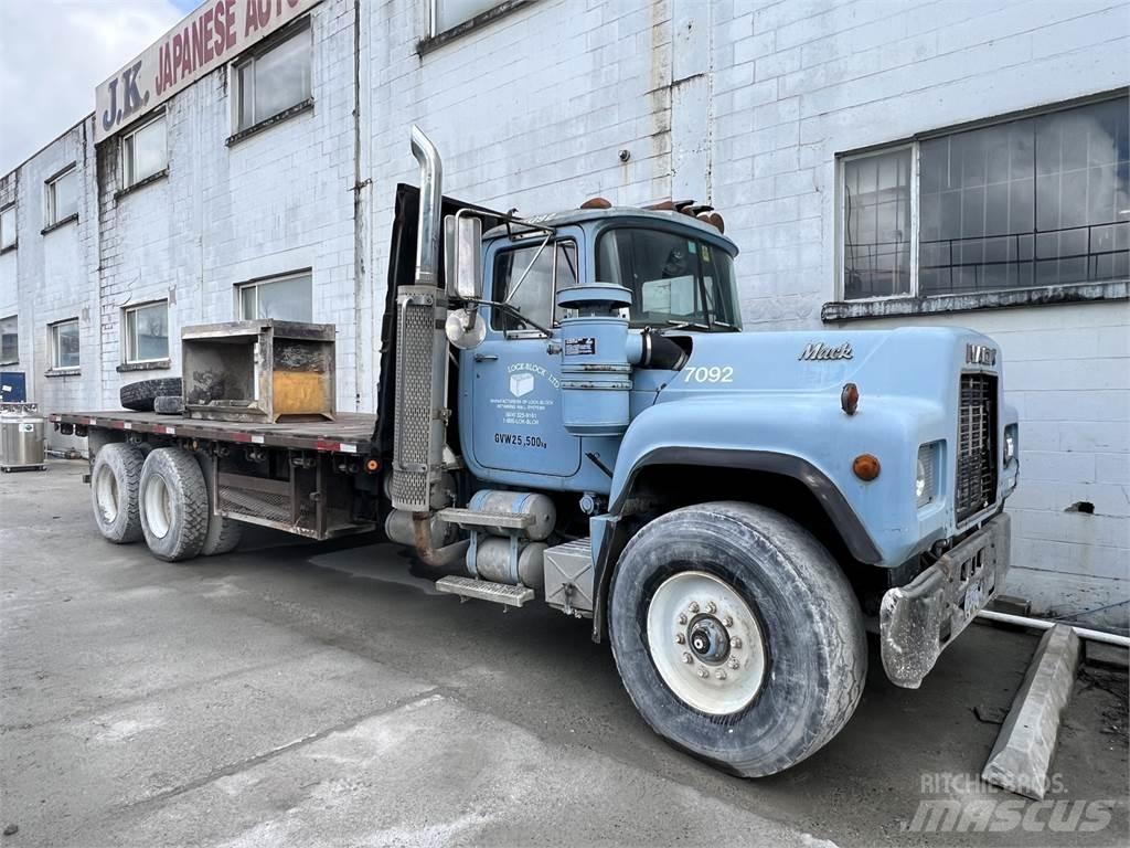 Mack RD690S Maszyny komunalne