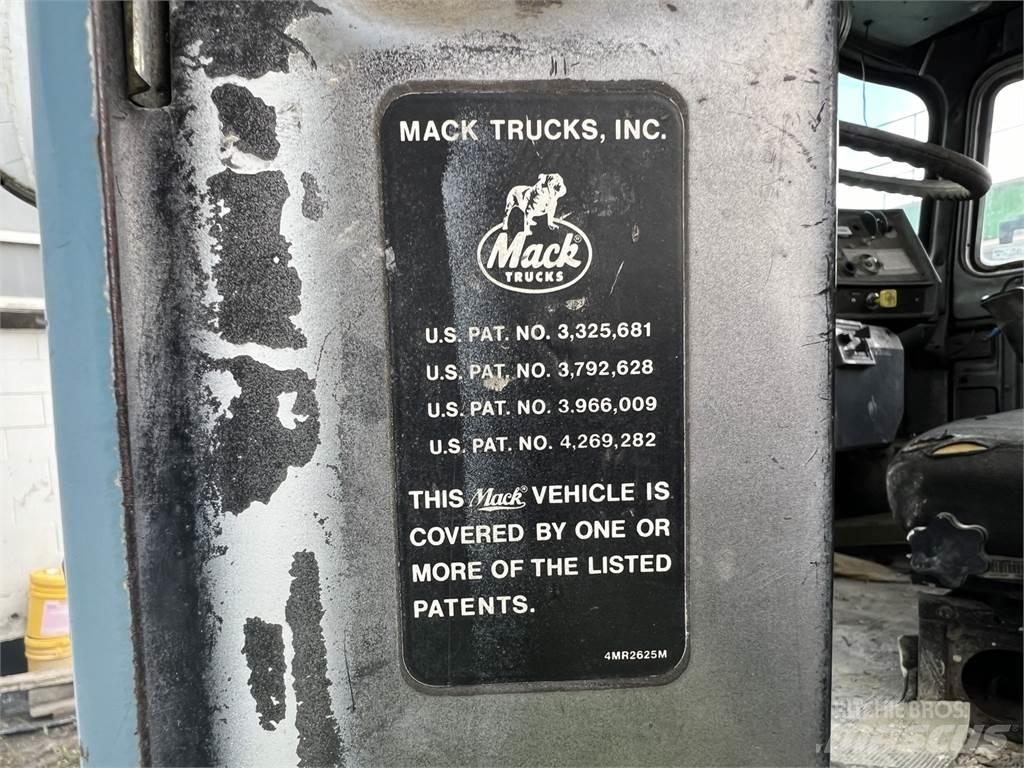 Mack RD690S Maszyny komunalne