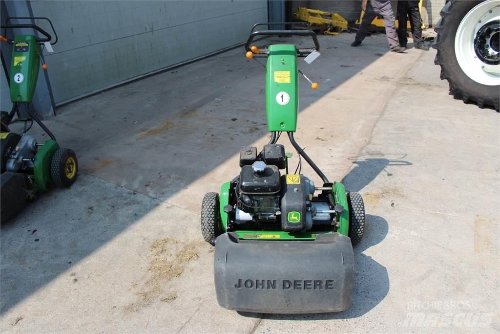 John Deere 220B Kosiarki mechaniczne z operatorem za maszyną