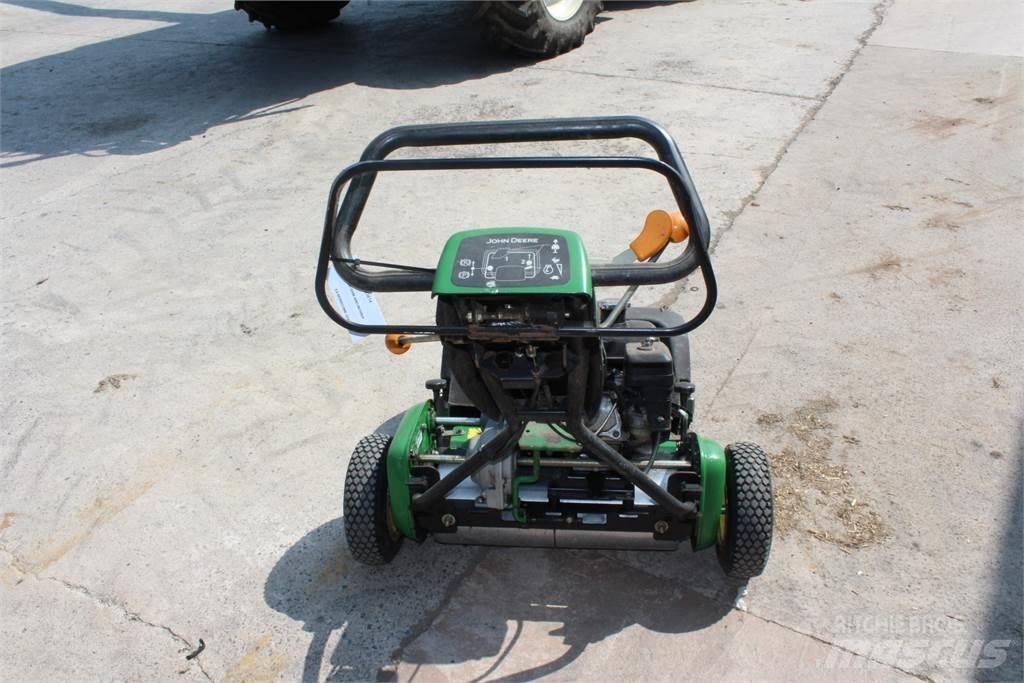 John Deere 220B Kosiarki mechaniczne z operatorem za maszyną