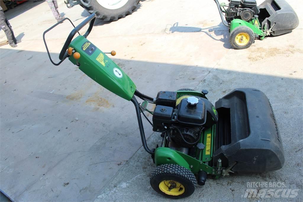 John Deere 220B Kosiarki mechaniczne z operatorem za maszyną