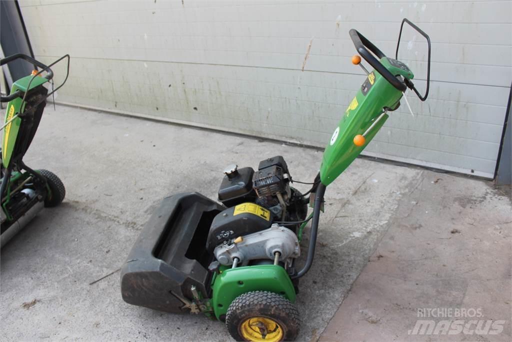 John Deere 220B Kosiarki mechaniczne z operatorem za maszyną