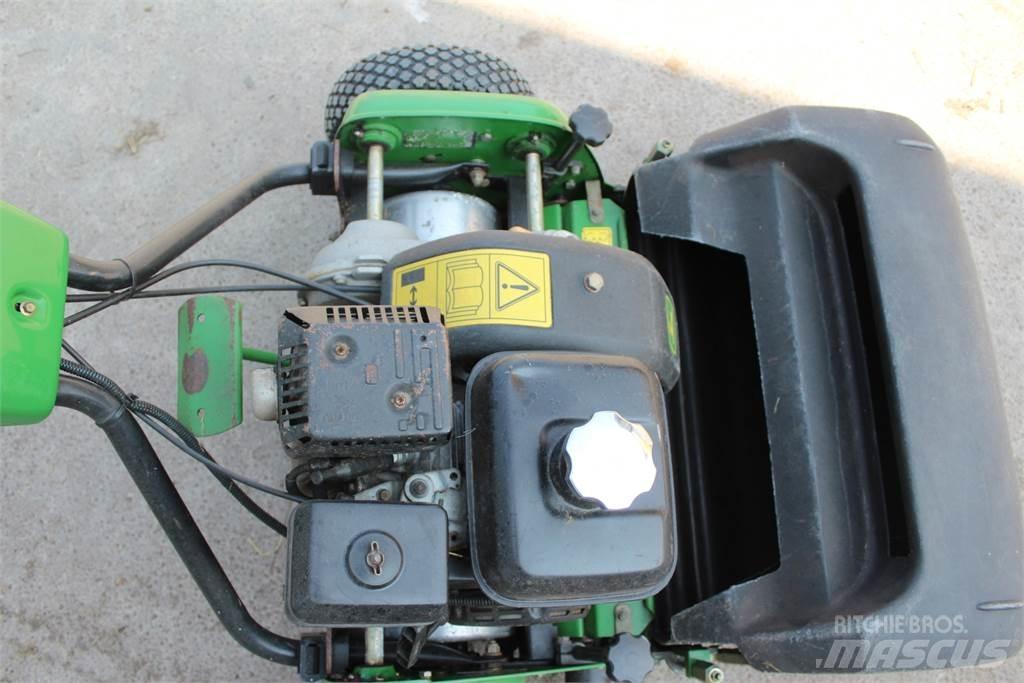 John Deere 220B Kosiarki mechaniczne z operatorem za maszyną