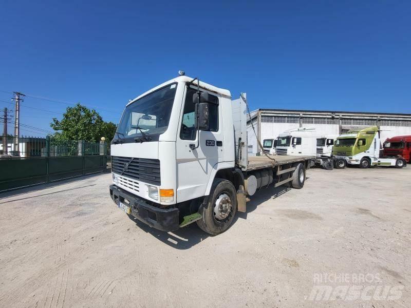 Volvo FL7 Ciężarówki typu Platforma / Skrzynia