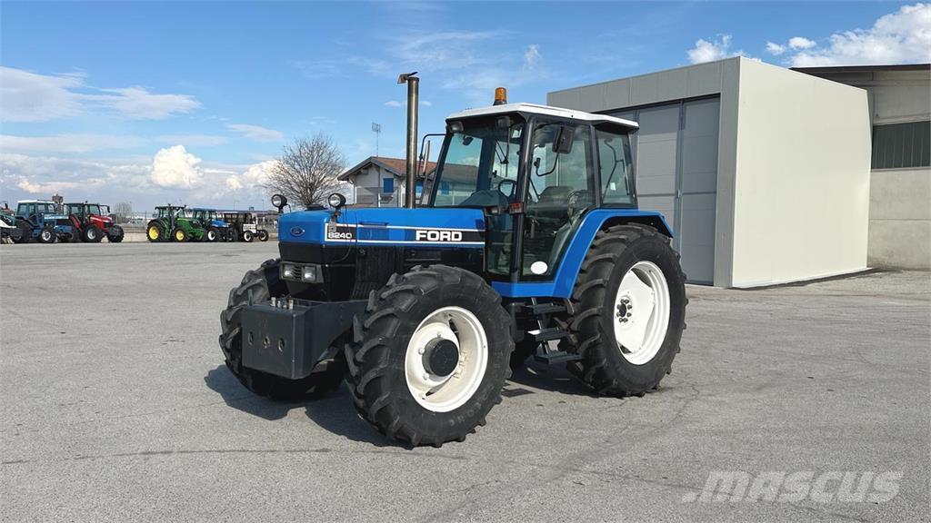 Ford 8240 4x4 Lemiesze i pługi śnieżne