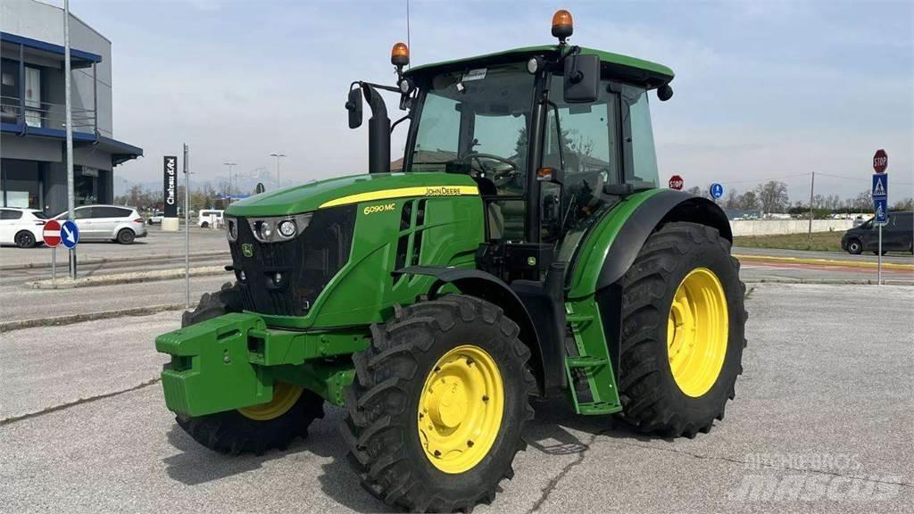 John Deere 6090MC 4X4 Lemiesze i pługi śnieżne