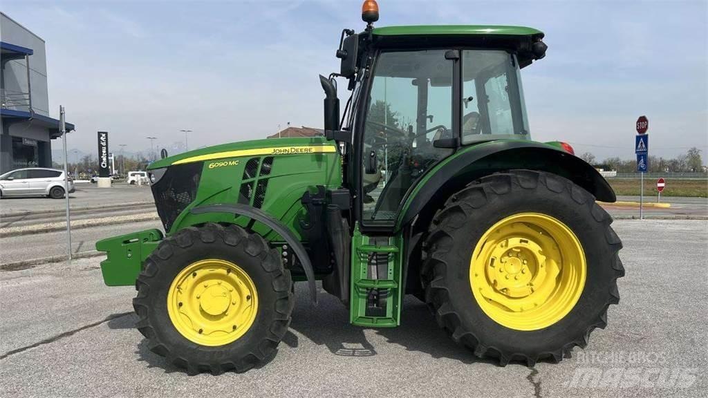 John Deere 6090MC 4X4 Lemiesze i pługi śnieżne