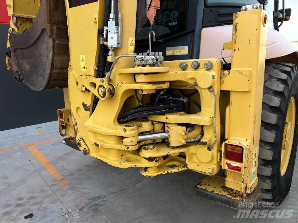 Komatsu WB93S-5E0 Koparko-ładowarki