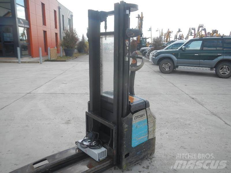 Crown ES 4000 Wózki widłowe unoszące