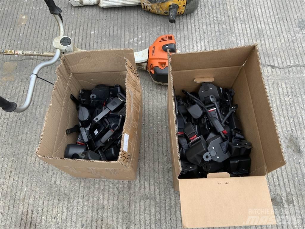 2 Boxes Of Seat Belts Maszyny rolnicze - Inne