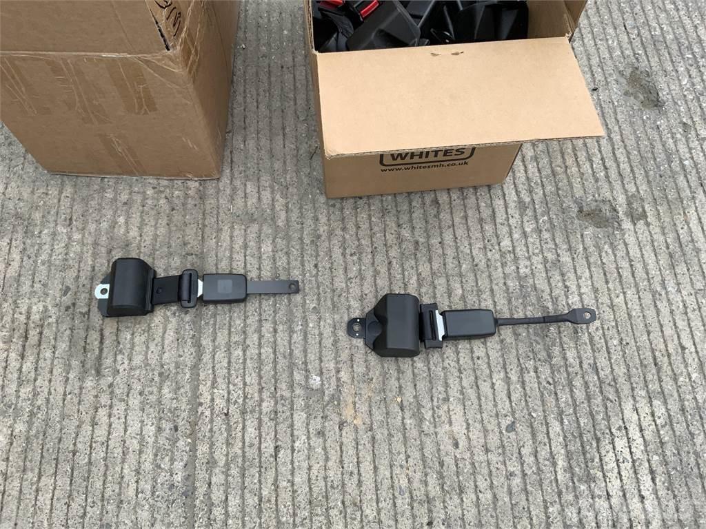  2 Boxes Of Seat Belts Maszyny rolnicze - Inne