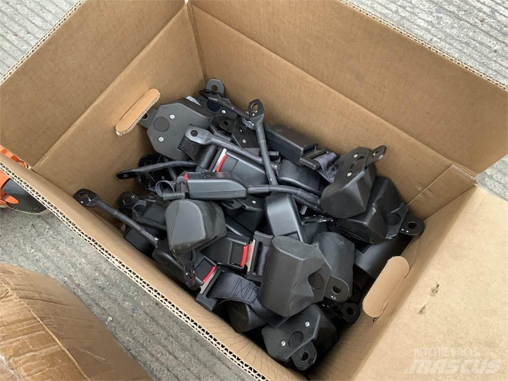  2 Boxes Of Seat Belts Maszyny rolnicze - Inne