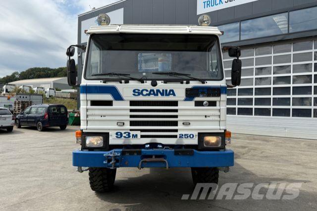 Scania 93M 250 4x4 Ciężarówki typu Platforma / Skrzynia