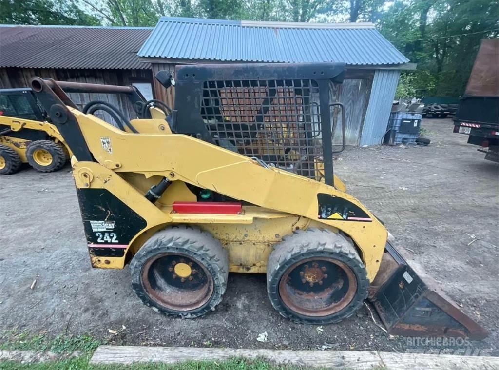 CAT 242 Ładowarki burtowe