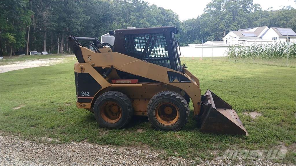 CAT 242 Ładowarki burtowe