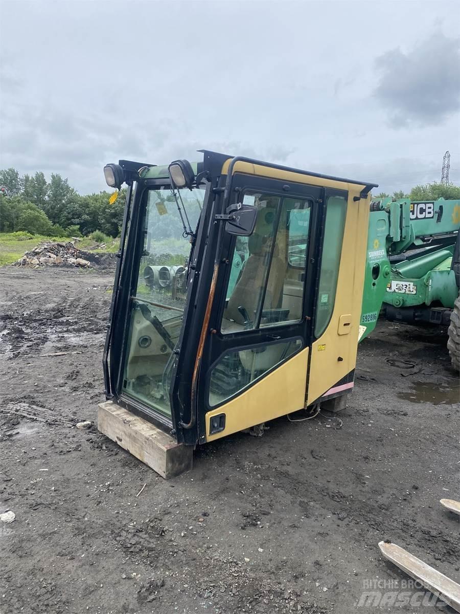 CAT 365 Kabiny i wnętrze