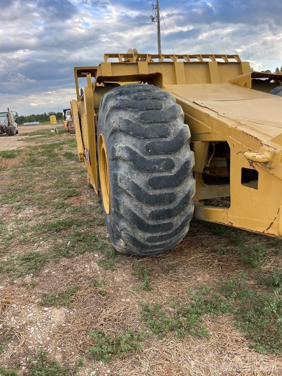 CAT 621B Skrobaki