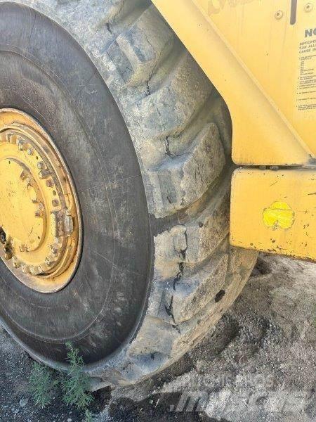 CAT 621G Skrobaki