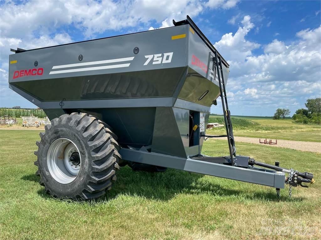 Demco 750 Przyczepy zbożowe