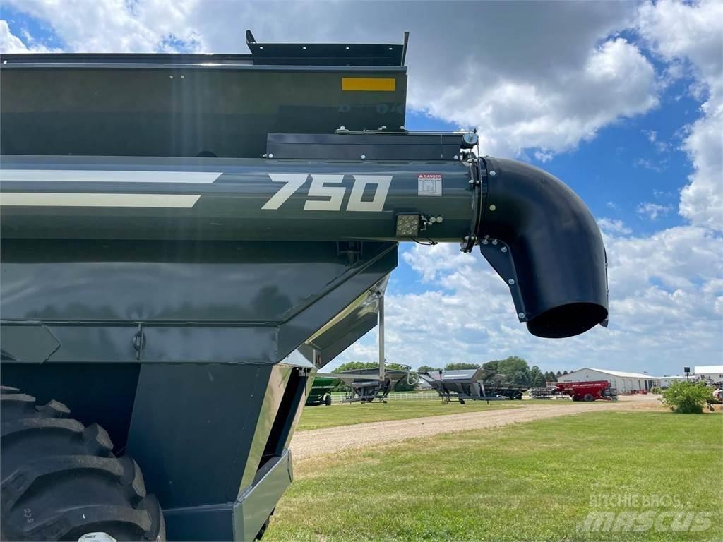 Demco 750 Przyczepy zbożowe