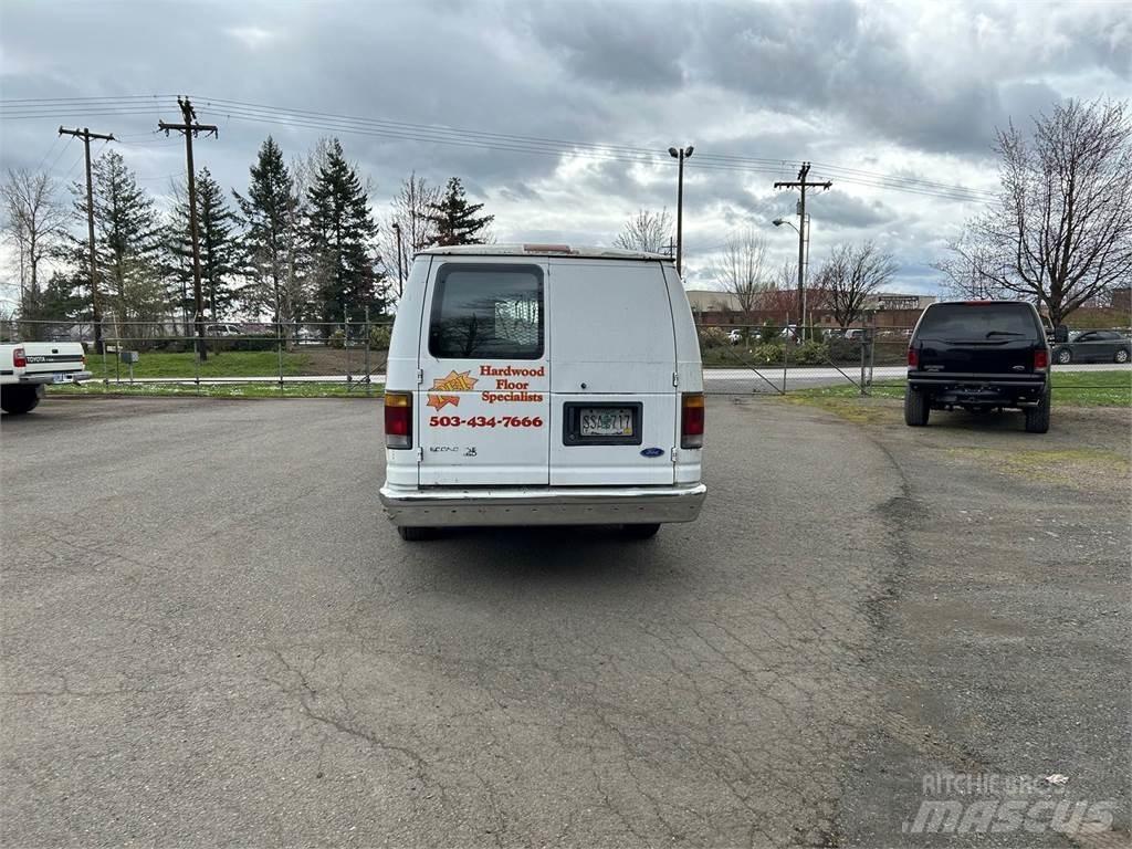 Ford E-250 Minibusy