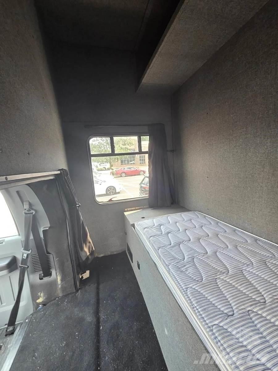 Ford F-650 Samochody ciężarowe ze skrzynią zamkniętą