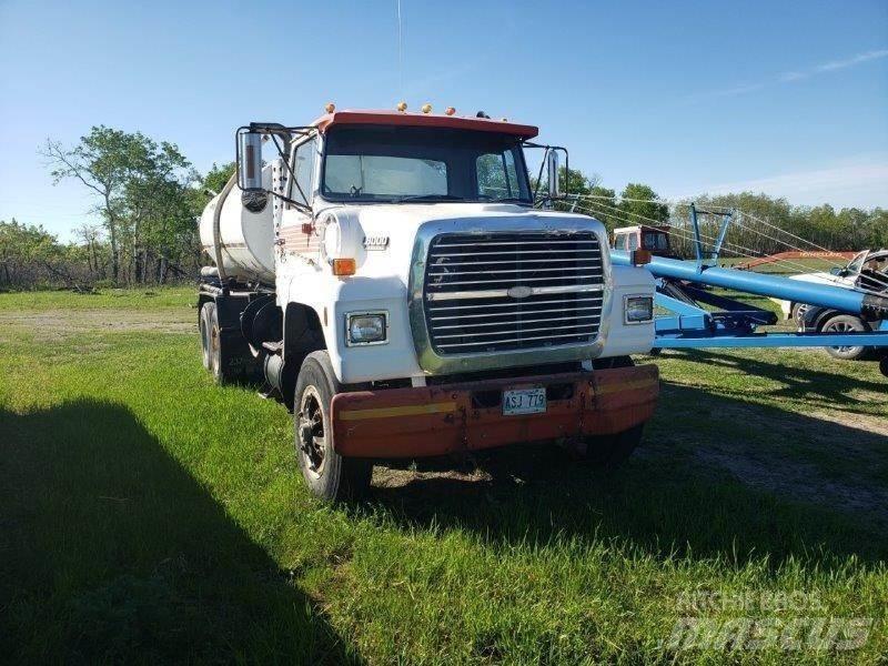 Ford L8000 Cysterna
