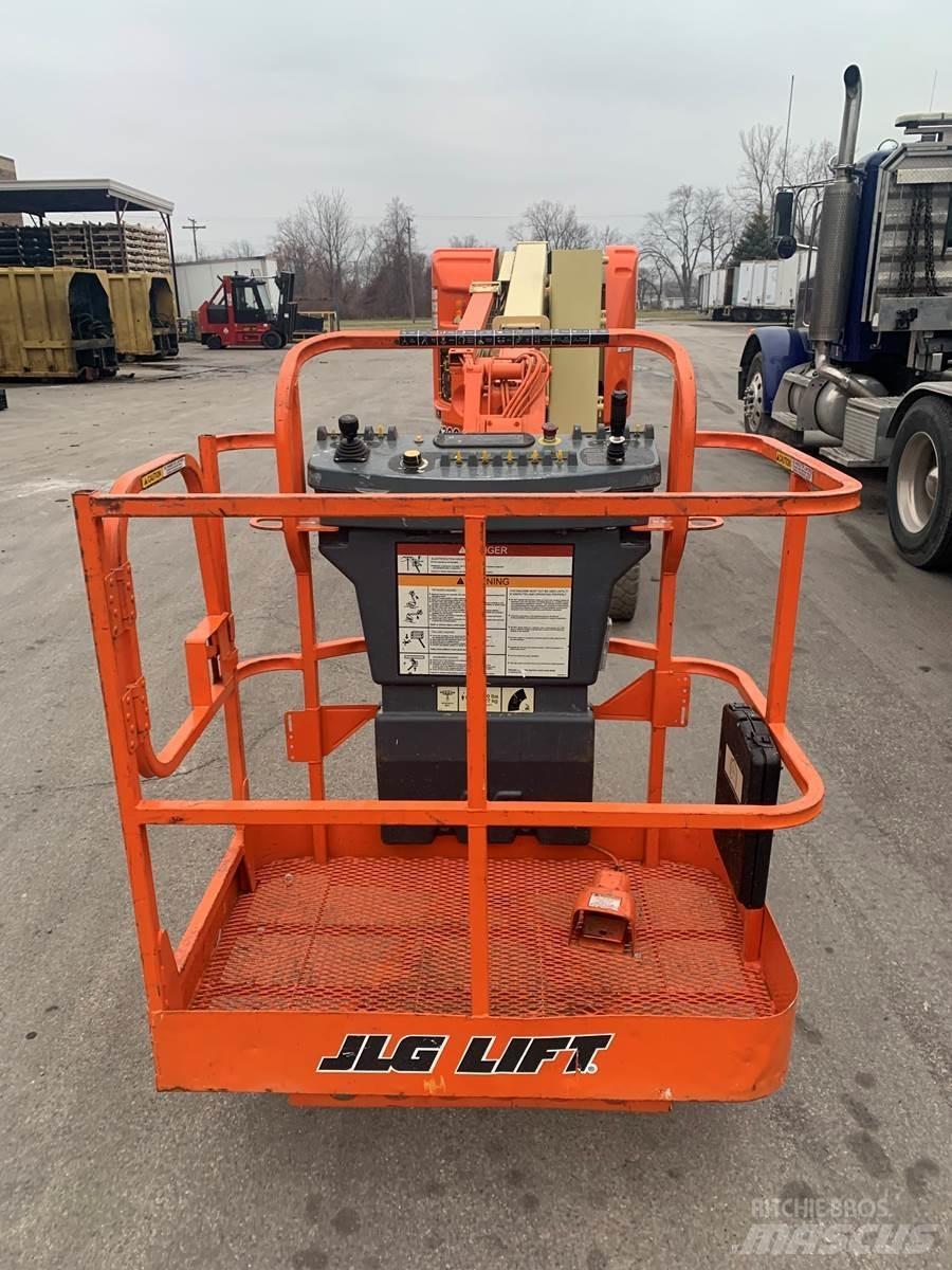 JLG E300AJ Podnośniki masztowe