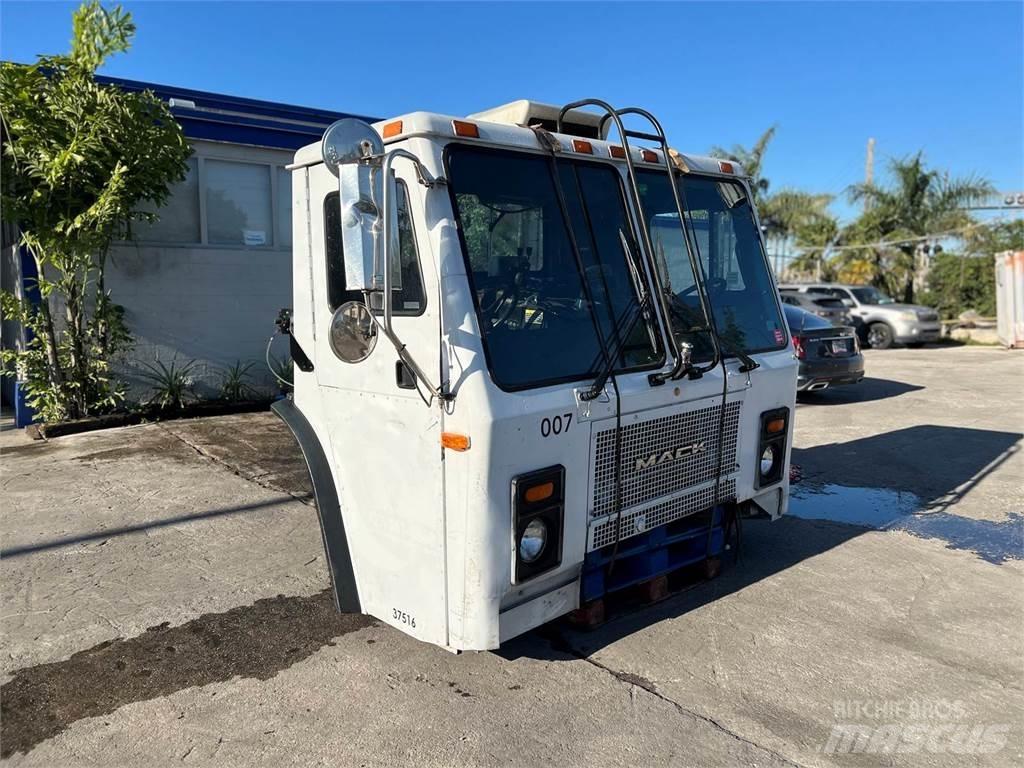 Mack LE613 Transport - Inne