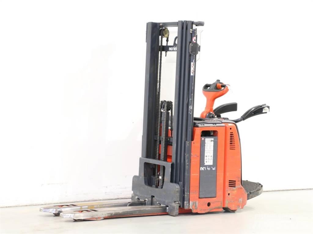 Linde D12AP/133 Wózki widłowe unoszące z dyszlem