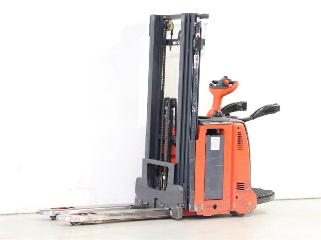 Linde D12AP/133 Wózki widłowe unoszące z dyszlem