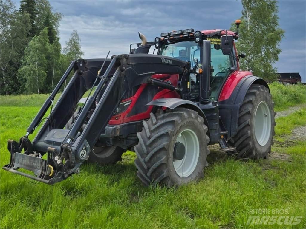 Valtra T144 Versu Ciągniki rolnicze