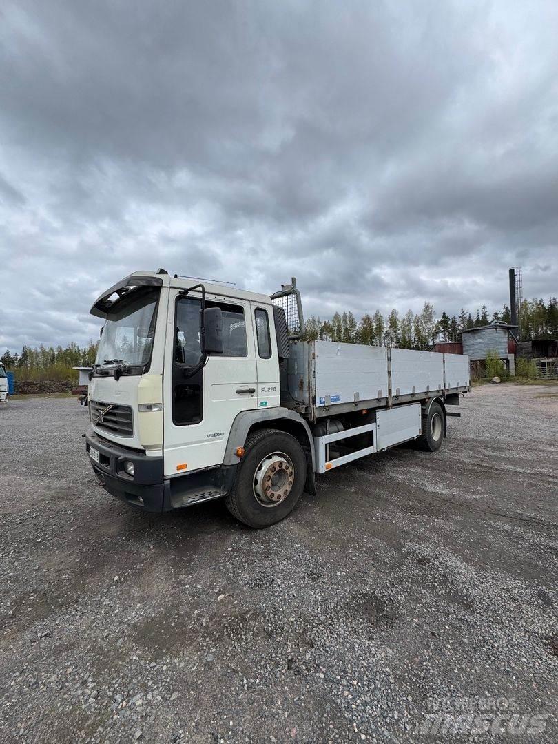 Volvo FL6 Ciężarówki typu Platforma / Skrzynia