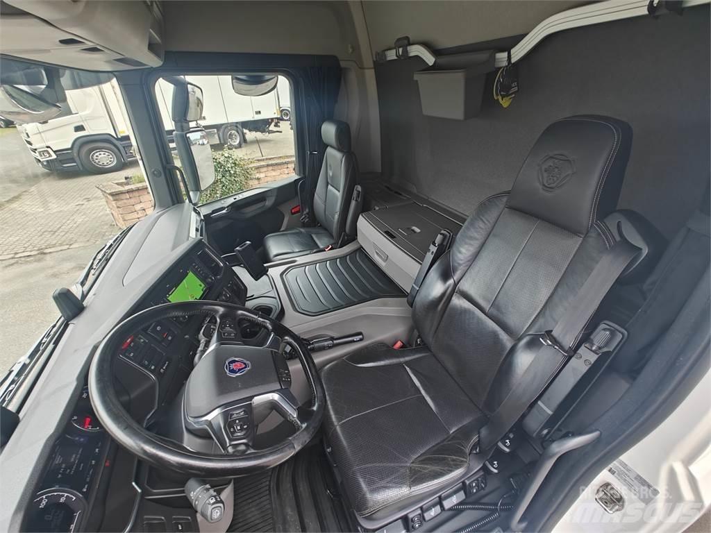 Scania P280 Samochody ciężarowe ze skrzynią zamkniętą