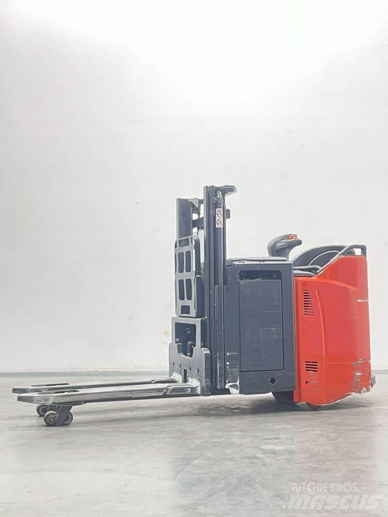 Linde D12HPSP-133 Wózki widłowe unoszące z dyszlem